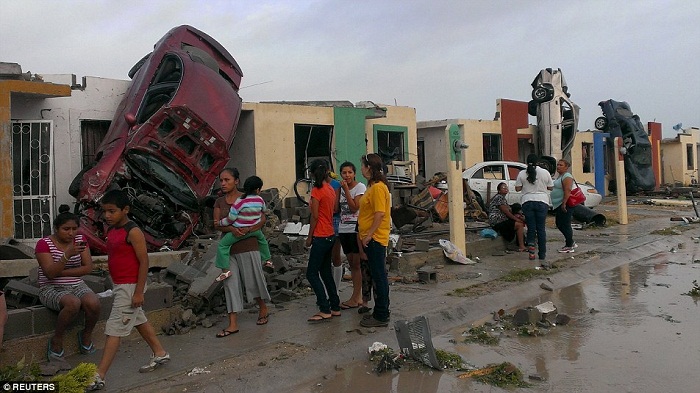 8 dead, 5 missing as flash flood washes away vehicles at Arizona